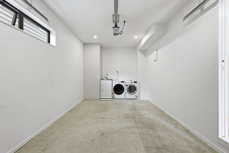 Photo of property in 2/19 Kingdale Road, Henderson, Auckland, 0610