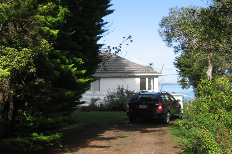 Property details for 12 Kauri Point Road, Laingholm, Auckland, 0604