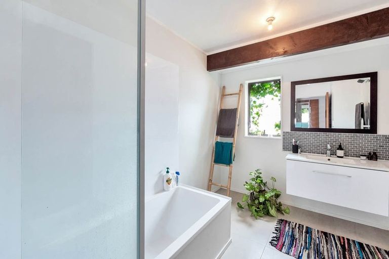 Photo of property in 3/98 Roberts Road, Te Atatu South, Auckland, 0610