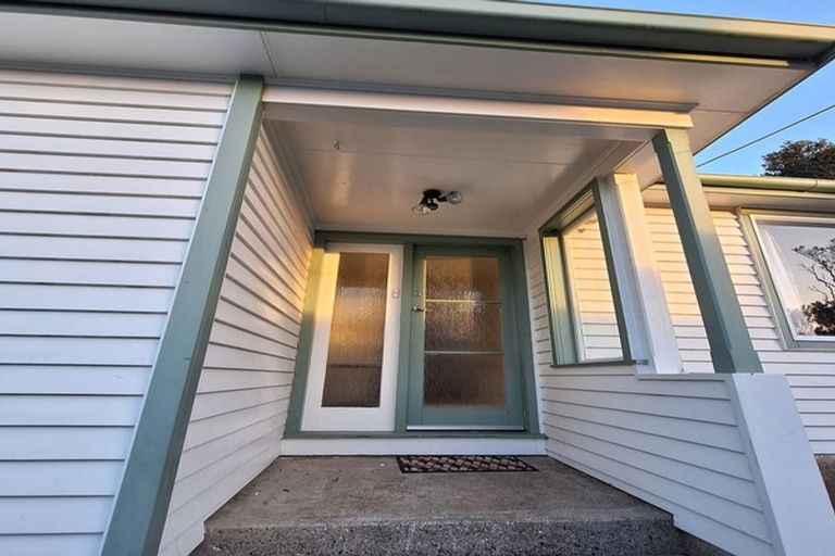 Photo of property in 18 Lyndfield Lane, Newlands, Wellington, 6037