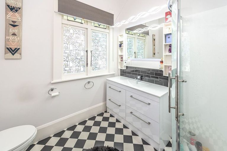 Photo of property in 9 Great North Road, Saint Johns Hill, Whanganui, 4501