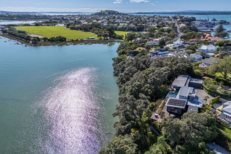 Photo of property in 10a First Avenue, Stanley Point, Auckland, 0624
