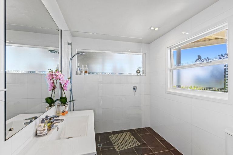 Photo of property in 24 Maffeys Road, Mount Pleasant, Christchurch, 8081