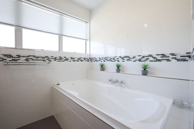 Photo of property in 8 Home Street, Winton, 9720