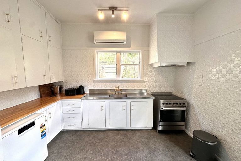 Photo of property in 35 Patanga Crescent, Thorndon, Wellington, 6011