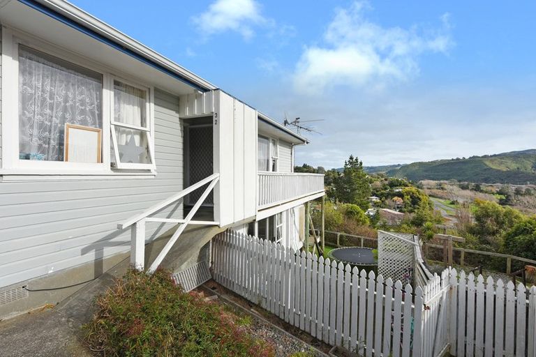 Photo of property in 32 Castle Crescent, Stokes Valley, Lower Hutt, 5019