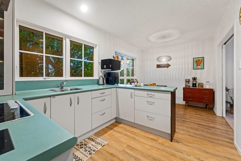 Photo of property in 2/220 East Coast Road, Forrest Hill, Auckland, 0620