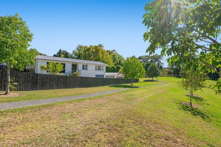 Photo of property in 39 Totaravale Drive, Totara Vale, Auckland, 0629