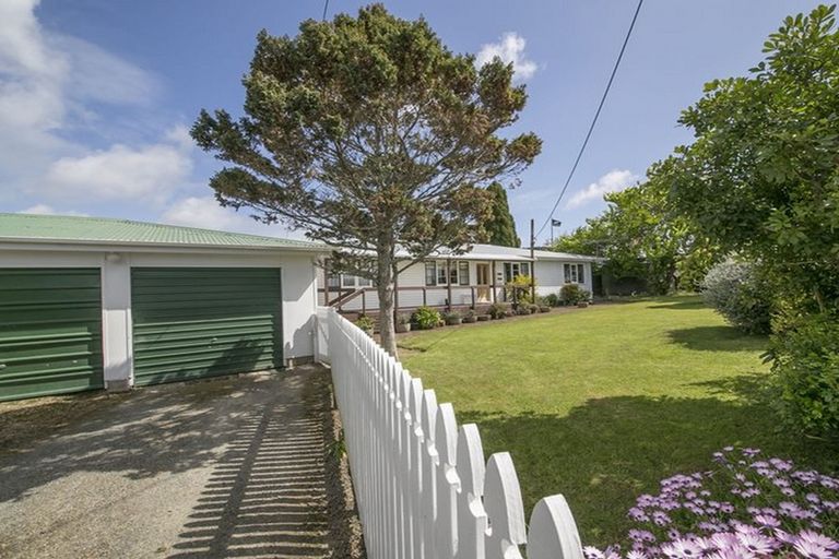 Photo of property in 18 School Road, Riverhead, 0820