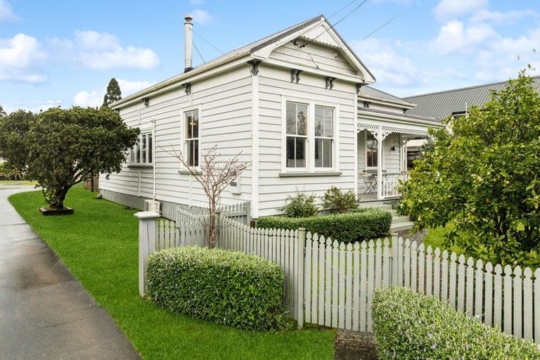Photo of property in 2/93 Harris Street, Pukekohe, 2120