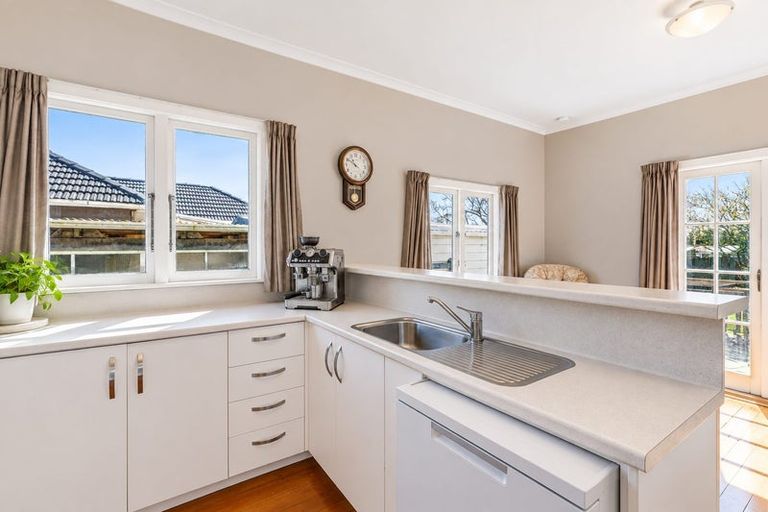 Photo of property in 82 Glover Road, Hawera, 4610