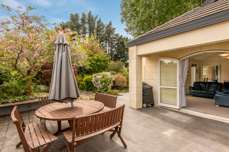 Photo of property in 30 Chateau Drive, Burnside, Christchurch, 8053