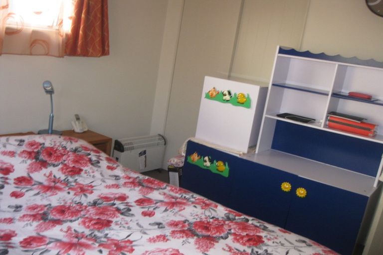 Photo of property in 50a Miles Crescent, Newlands, Wellington, 6037