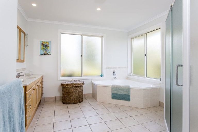 Photo of property in 2247 South Head Road, South Head, Helensville, 0874