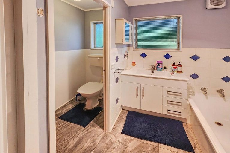 Photo of property in 56 Colchester Crescent, Newlands, Wellington, 6037