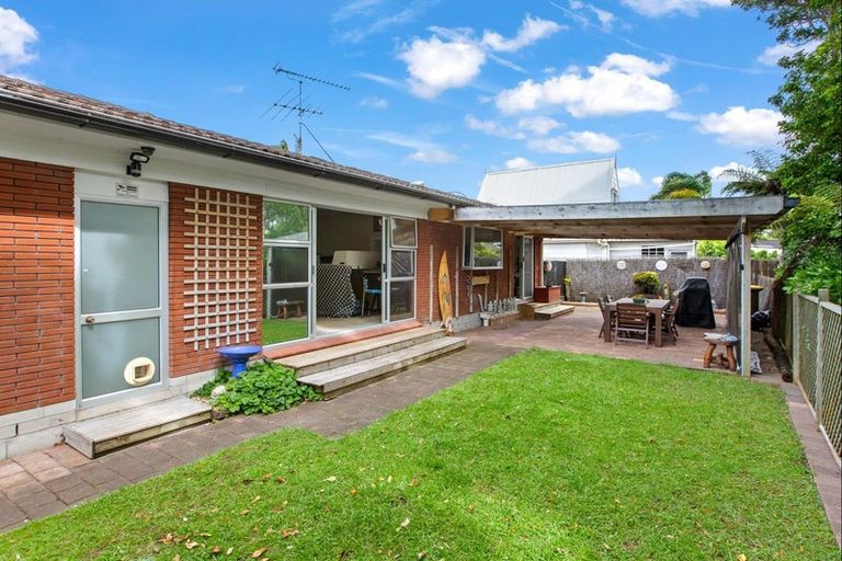 Photo of property in 20 Edgewater Grove, Orewa, 0931
