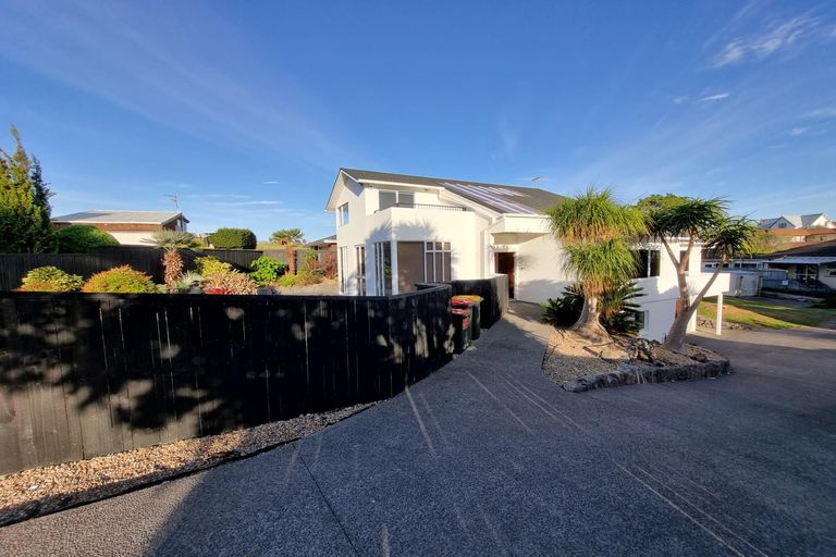 Photo of property in 23 Elsted Place, Goodwood Heights, Auckland, 2105