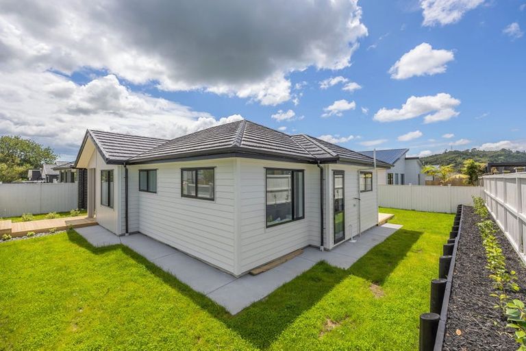 Photo of property in 14 Madden Avenue, Kumeu, 0810