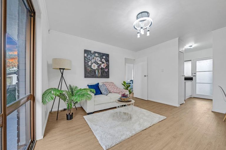 Photo of property in 2/4173a Great North Road, Glen Eden, Auckland, 0602