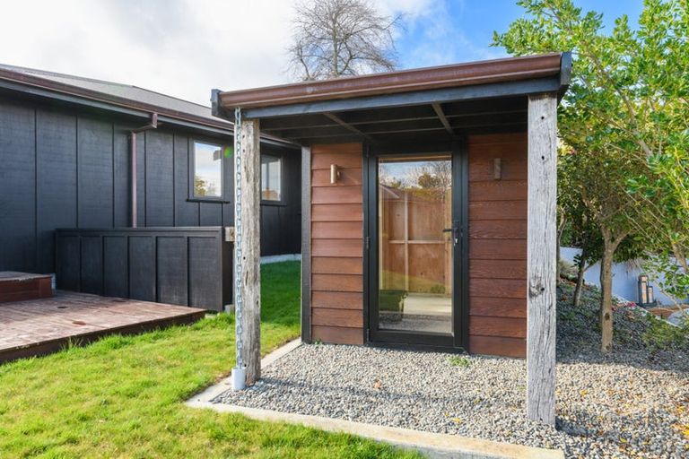 Photo of property in 2 Waimarama Court, Roslyn, Palmerston North, 4414