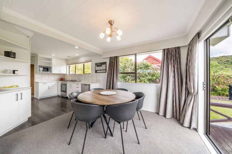 Photo of property in 32 Seymour Grove, Kingsley Heights, Upper Hutt, 5018