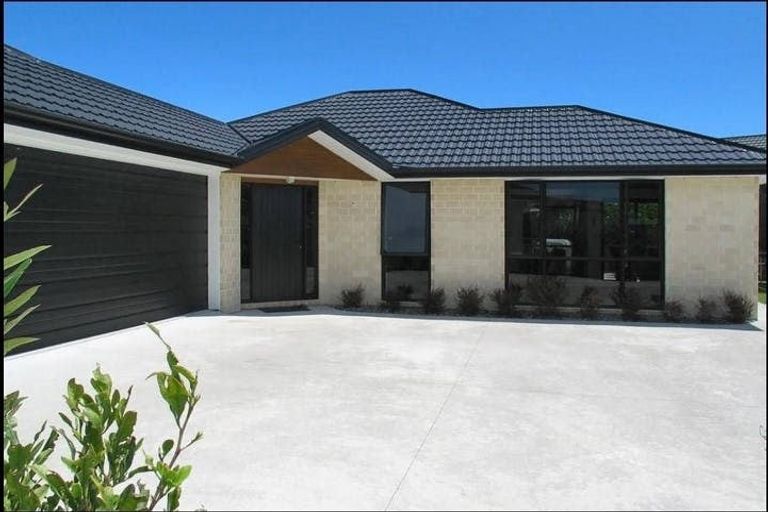 Photo of property in 12 Greenstone Place, Aotea, Porirua, 5024