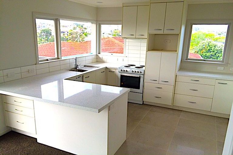 Photo of property in 9 Seaview Road, Castor Bay, Auckland, 0620