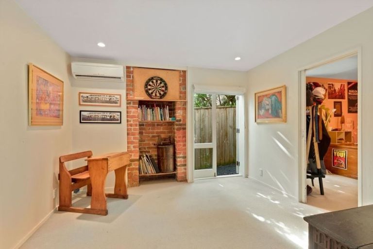 Photo of property in 15 Pitoitoi Road, Days Bay, Lower Hutt, 5013