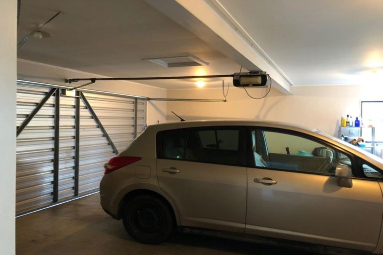 Photo of property in 27 Pinewood Grove, Botany Downs, Auckland, 2010