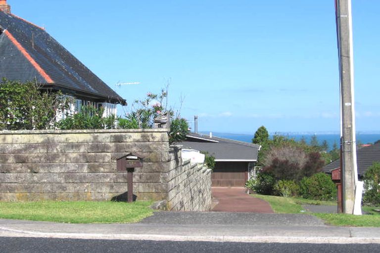 Photo of property in 2/12 Law Street, Torbay, Auckland, 0630