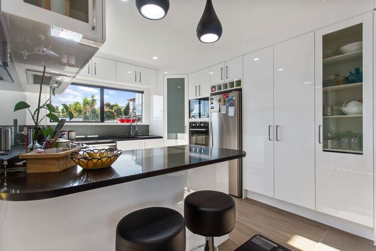 Photo of property in 2/33 Sea Vista Avenue, Beach Haven, Auckland, 0626