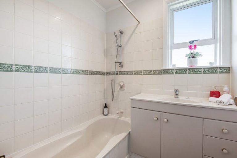 Photo of property in 8a Melandra Road, Stanmore Bay, Whangaparaoa, 0932