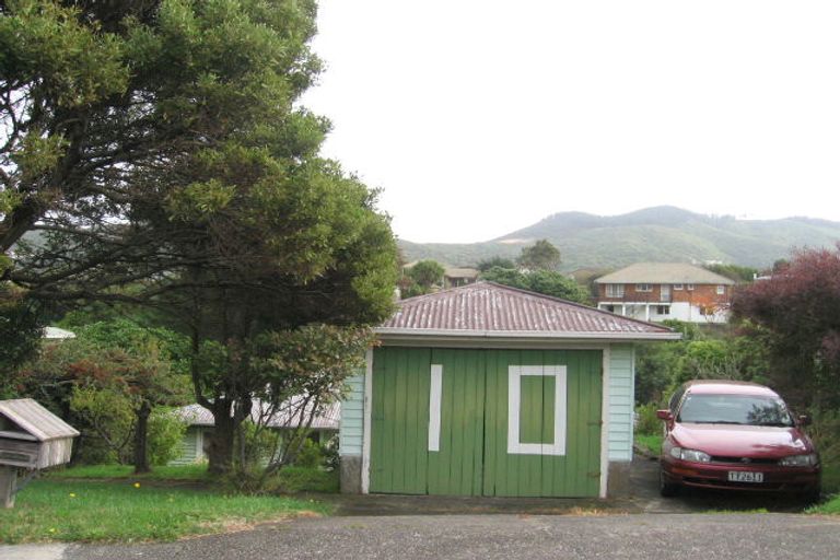 Photo of property in 10 Kereru Bend, Tawa, Wellington, 5028