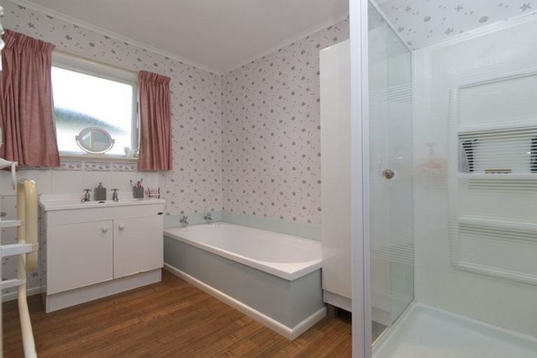 Photo of property in 18 School Road, Riverhead, 0820