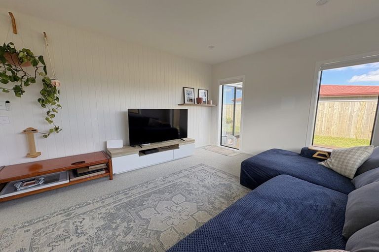 Photo of property in 37 Boeing Way, Newlands, Wellington, 6037