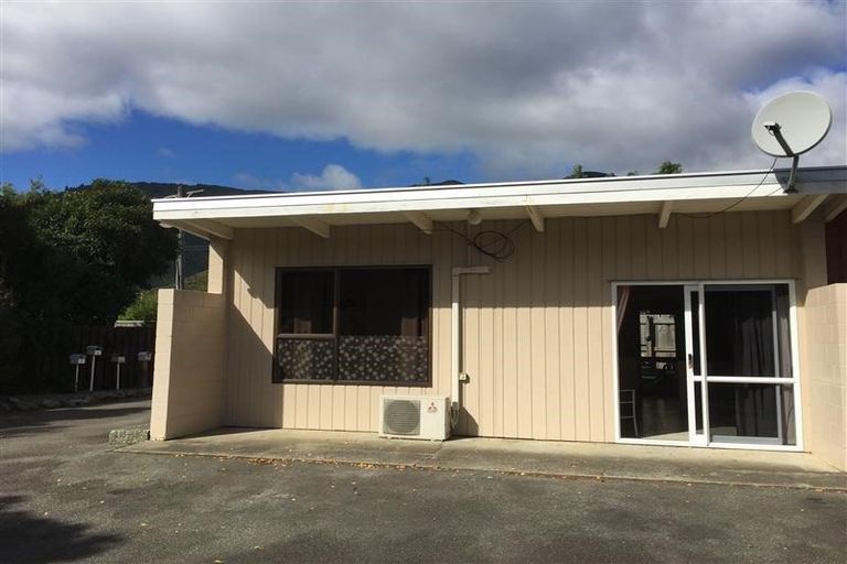 Photo of property in Acacia Flats, 1/205 Waikawa Road, Waikawa, Picton, 7220