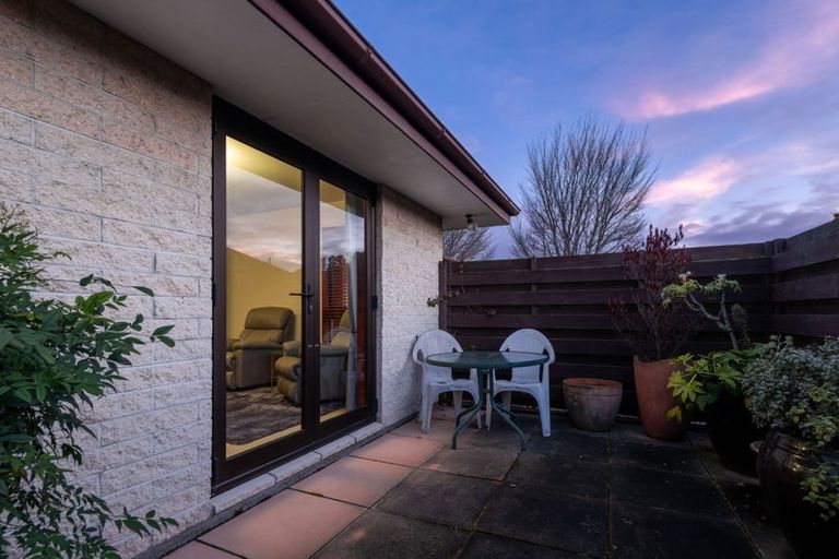 Photo of property in 22 Broadfell Avenue, Avonhead, Christchurch, 8042