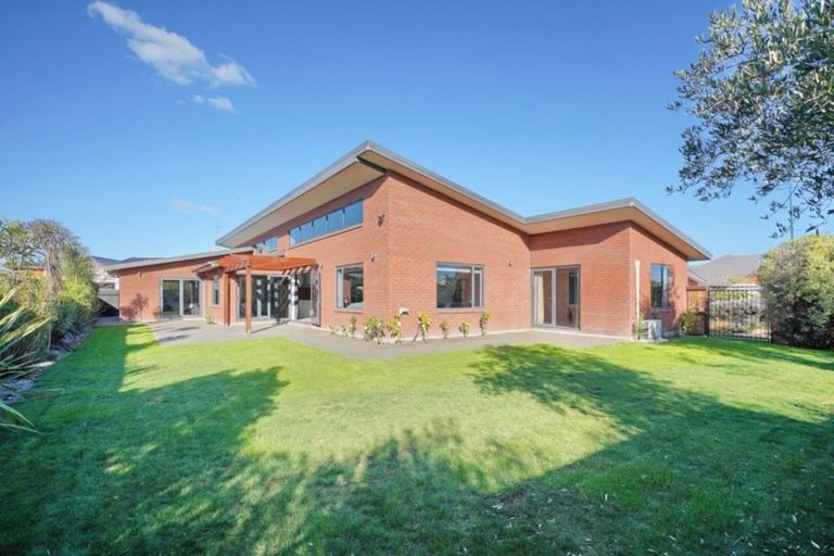 Photo of property in 46 Foresters Crescent, Parklands, Christchurch, 8083