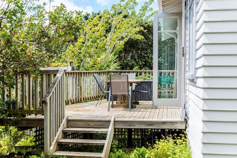 Photo of property in 2a Severn Street, Island Bay, Wellington, 6023