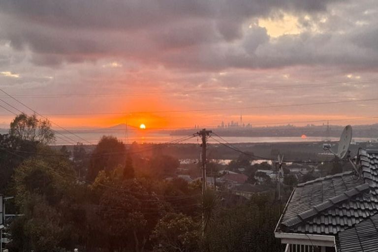 Photo of property in 1a Wakeling Avenue, Te Atatu South, Auckland, 0610