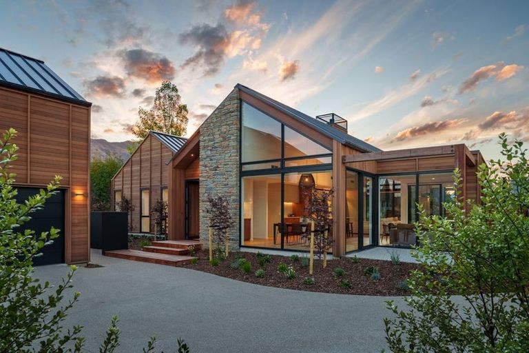 Photo of property in 16 Mccaw Mews, Wanaka, 9305