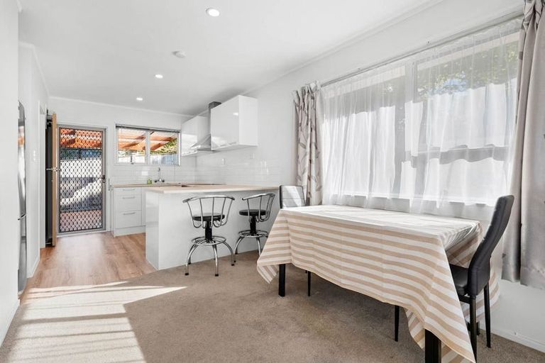 Photo of property in 1/112 Gossamer Drive, Pakuranga Heights, Auckland, 2010