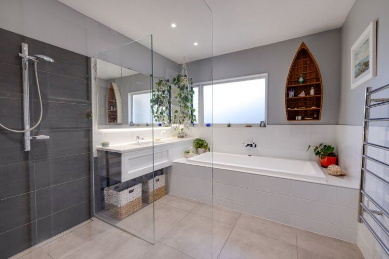 Photo of property in 21 Cobden Road, Bluff Hill, Napier, 4110