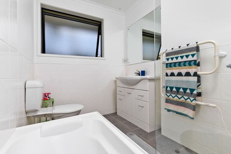 Photo of property in 33 Admirals Court Drive, Greenhithe, Auckland, 0632