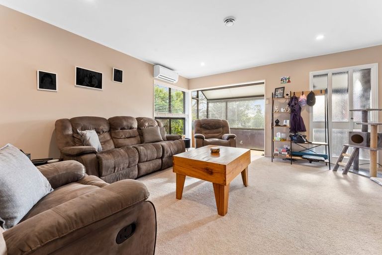 Photo of property in 2/41 Highland Drive, Highland Park, Auckland, 2010