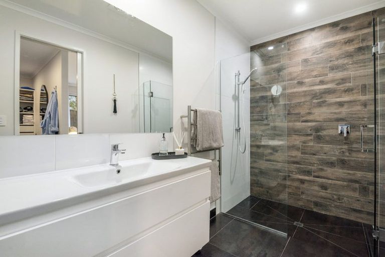 Photo of property in 23 Maraeariki Avenue, Orewa, 0931