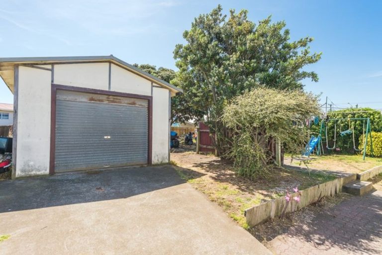 Photo of property in 104 Hinau Street, Castlecliff, Whanganui, 4501