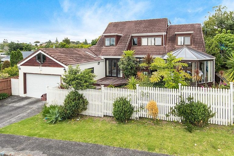 Photo of property in 28 Puawai Place, Northcote, Auckland, 0627