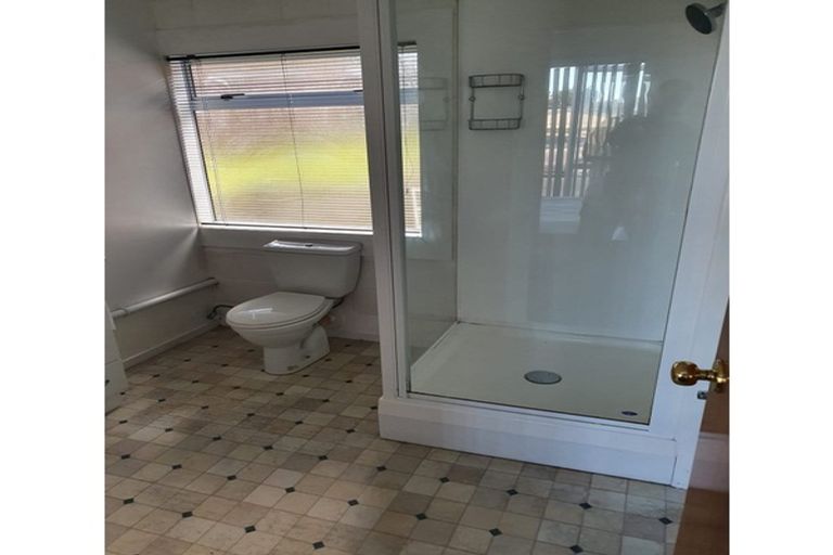 Photo of property in 1/212 Sunnynook Road, Totara Vale, Auckland, 0627