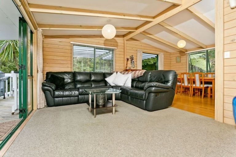 Photo of property in 2/42 Woodlands Crescent, Browns Bay, Auckland, 0630